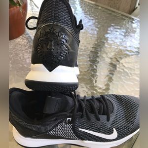 NIKE Mens Lebron James Witness 4 size 8